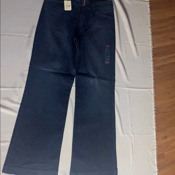 Ladies Levi’s - Picture 1 of 8